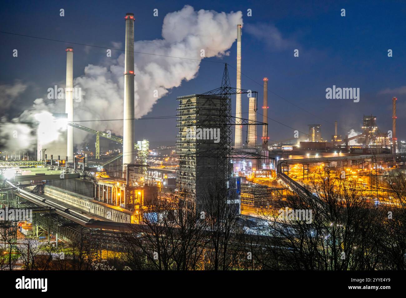 L'acciaieria ThyssenKrupp a Duisburg-Marxloh, sul Reno, la torre di estinzione della cokeria, gli altiforni 1 e 2, a destra, Renania settentrionale-W Foto Stock