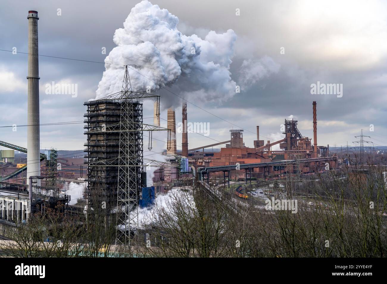 L'acciaieria ThyssenKrupp a Duisburg-Marxloh, sul Reno, la torre di estinzione della cokeria, gli altiforni 1 e 2, a destra, Renania settentrionale-W Foto Stock