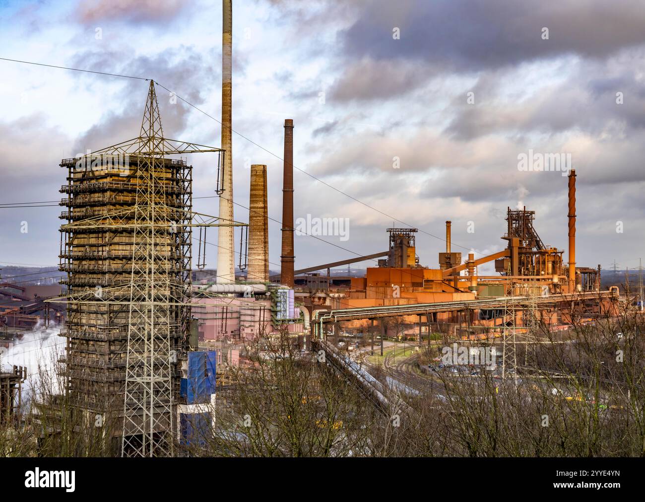 L'acciaieria ThyssenKrupp a Duisburg-Marxloh, sul Reno, la torre di estinzione della cokeria, gli altiforni 1 e 2, a destra, Renania settentrionale-W Foto Stock