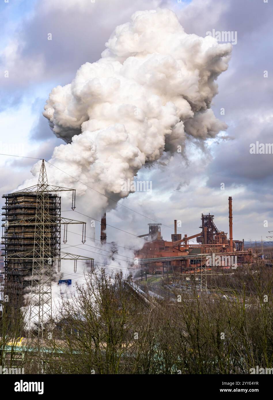 L'acciaieria ThyssenKrupp a Duisburg-Marxloh, sul Reno, la torre di estinzione della cokeria, gli altiforni 1 e 2, a destra, Renania settentrionale-W Foto Stock