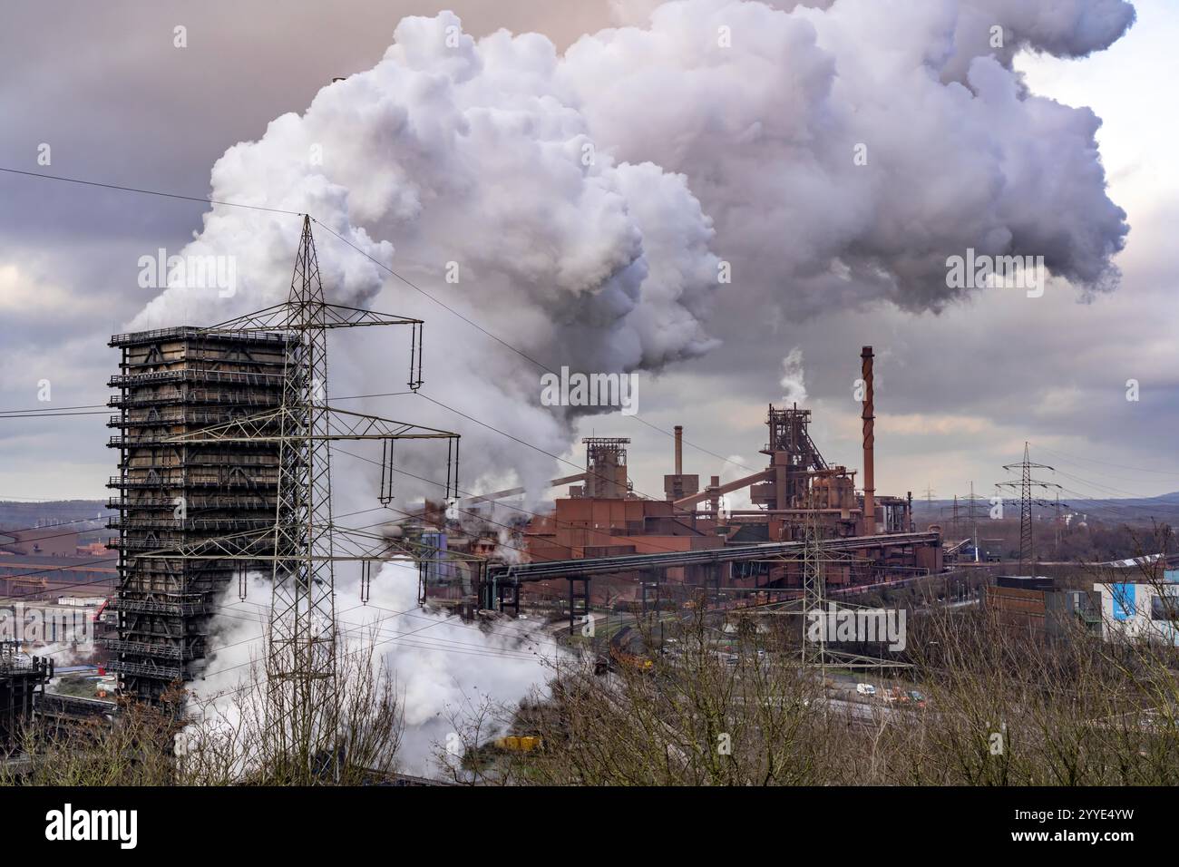 L'acciaieria ThyssenKrupp a Duisburg-Marxloh, sul Reno, la torre di estinzione della cokeria, gli altiforni 1 e 2, a destra, Renania settentrionale-W Foto Stock