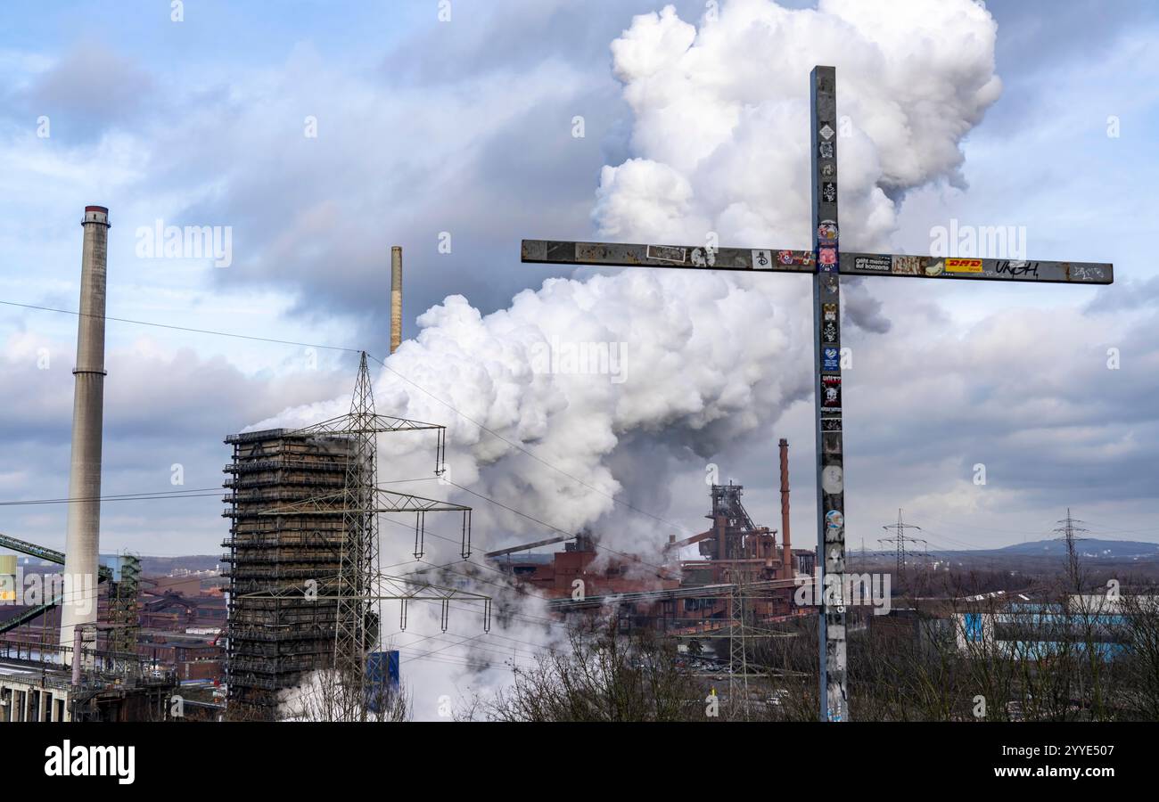 Lo stabilimento ThyssenKrupp Steel di Duisburg-Marxloh, sul Reno, altiforni 1 e 2, a destra, Summit Cross sull'Alsumer Berg, punto panoramico, a nord Foto Stock