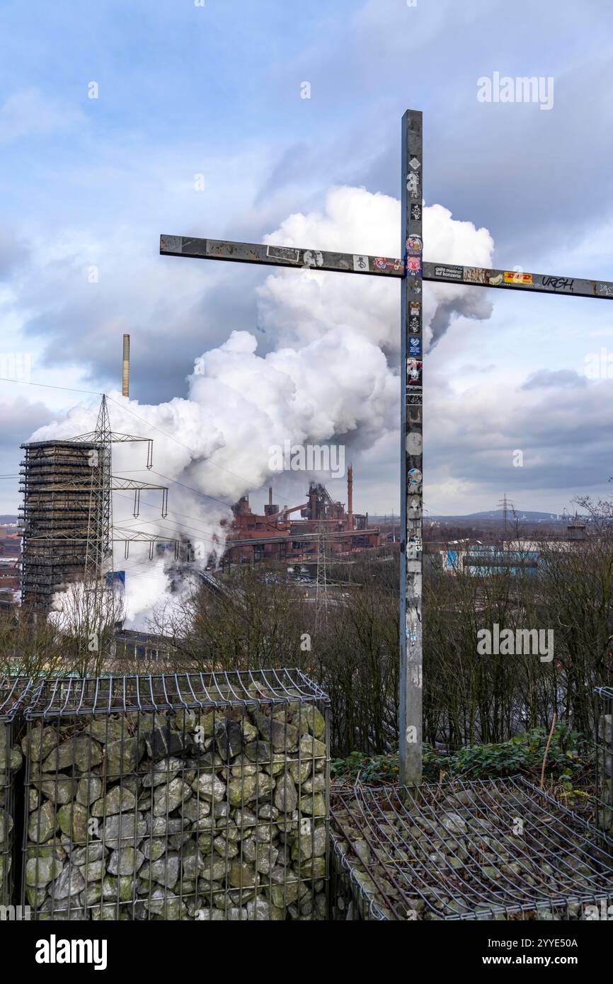 Lo stabilimento ThyssenKrupp Steel di Duisburg-Marxloh, sul Reno, altiforni 1 e 2, a destra, Summit Cross sull'Alsumer Berg, punto panoramico, a nord Foto Stock