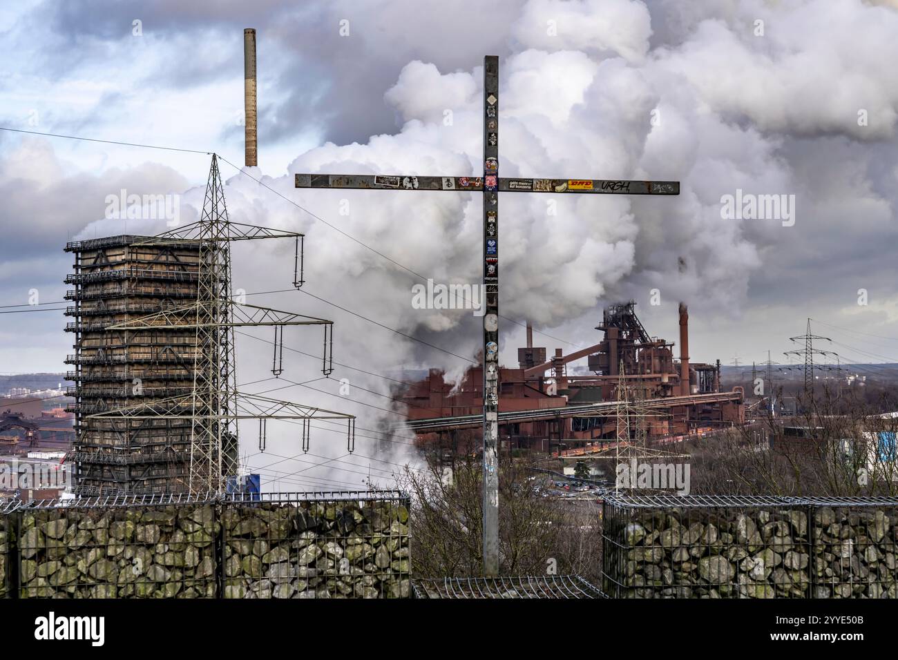 Lo stabilimento ThyssenKrupp Steel di Duisburg-Marxloh, sul Reno, altiforni 1 e 2, a destra, Summit Cross sull'Alsumer Berg, punto panoramico, a nord Foto Stock