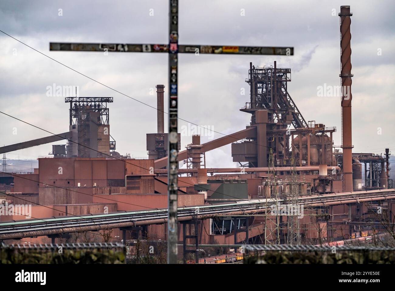 Lo stabilimento ThyssenKrupp Steel di Duisburg-Marxloh, sul Reno, altiforni 1 e 2, a destra, Summit Cross sull'Alsumer Berg, punto panoramico, a nord Foto Stock