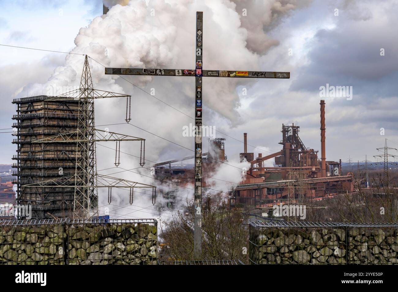 Lo stabilimento ThyssenKrupp Steel di Duisburg-Marxloh, sul Reno, altiforni 1 e 2, a destra, Summit Cross sull'Alsumer Berg, punto panoramico, a nord Foto Stock