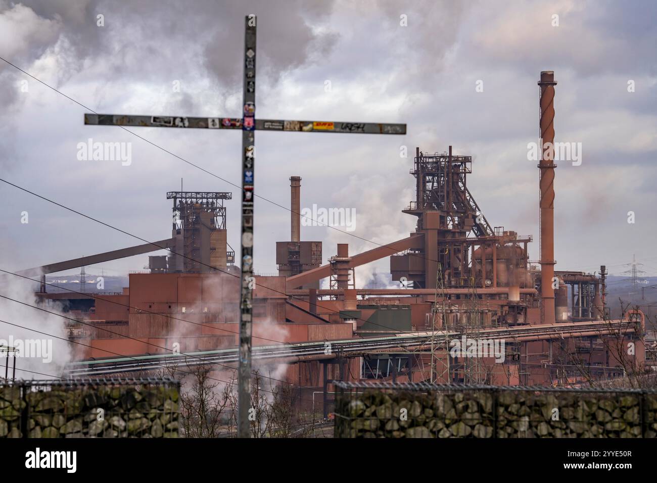 L'acciaieria ThyssenKrupp a Duisburg-Marxloh, sul Reno, la torre di estinzione della cokeria, gli altiforni 1 e 2, a destra, croce in cima Foto Stock