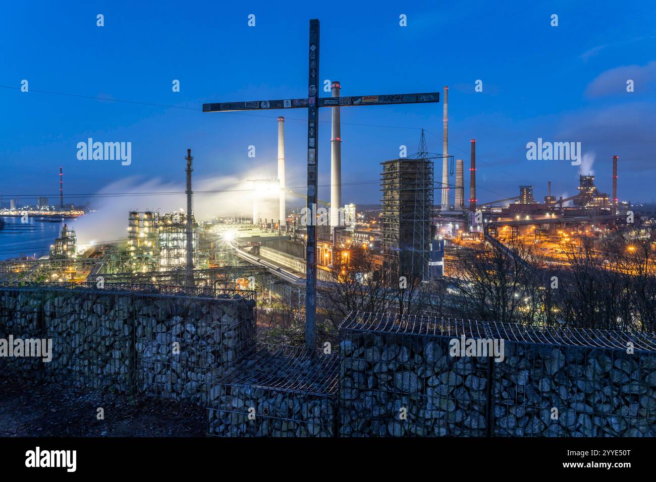 L'acciaieria ThyssenKrupp a Duisburg-Marxloh, sul Reno, la torre di estinzione della cokeria, gli altiforni 1 e 2, a destra, croce in cima Foto Stock