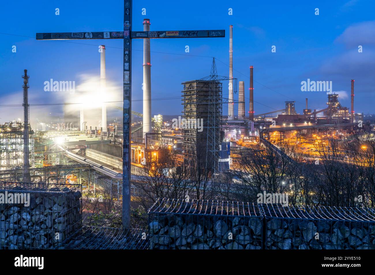 L'acciaieria ThyssenKrupp a Duisburg-Marxloh, sul Reno, la torre di estinzione della cokeria, gli altiforni 1 e 2, a destra, croce in cima Foto Stock
