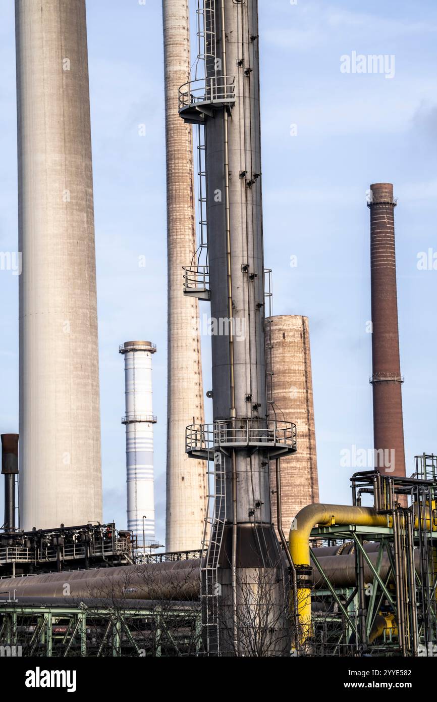 I camini della cokeria Schwelgern e la sinterizzazione delle acciaierie ThyssenKrupp Schwelgern a Duisburg, nel Nord Reno Foto Stock