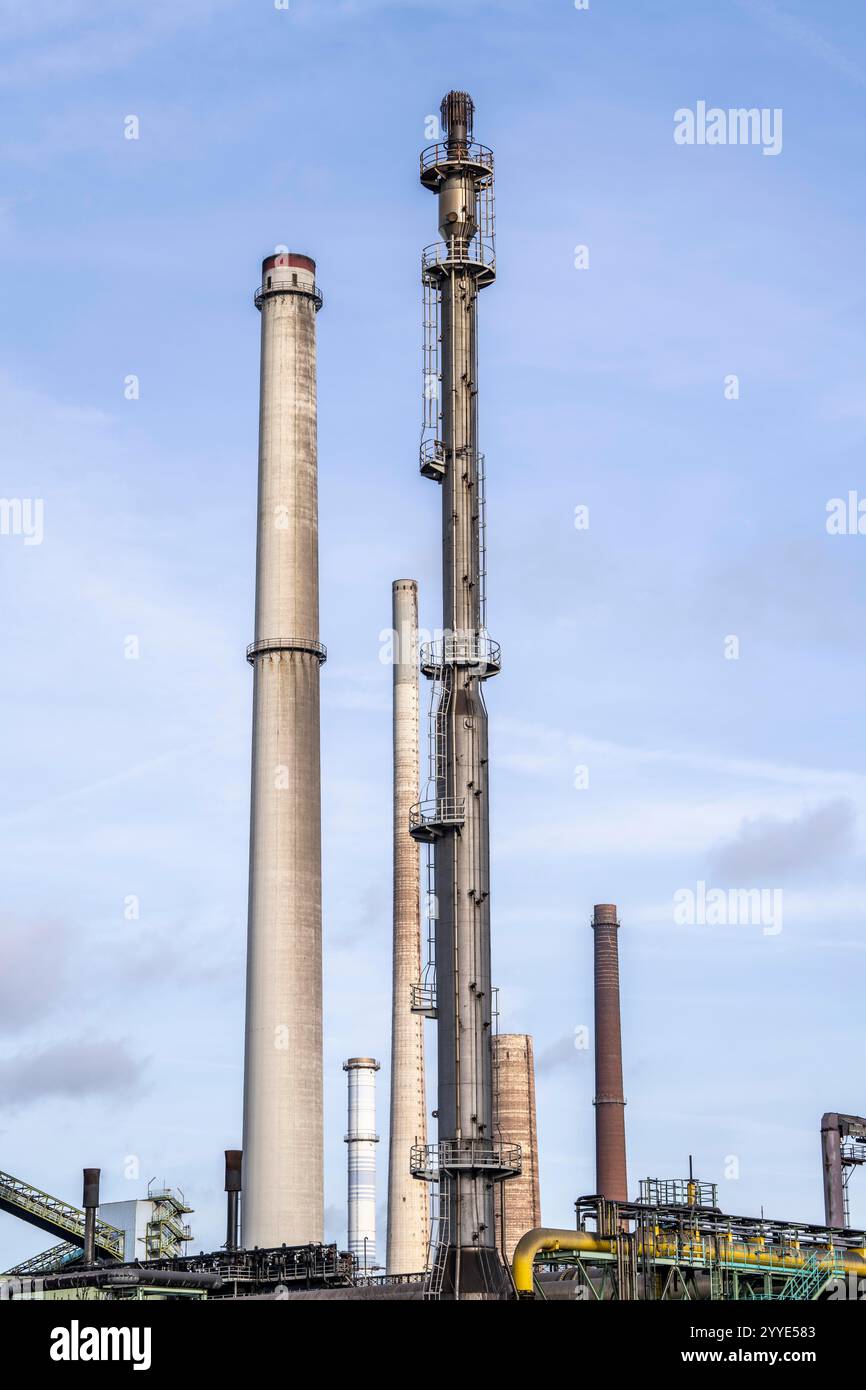 I camini della cokeria Schwelgern e la sinterizzazione delle acciaierie ThyssenKrupp Schwelgern a Duisburg, nel Nord Reno Foto Stock