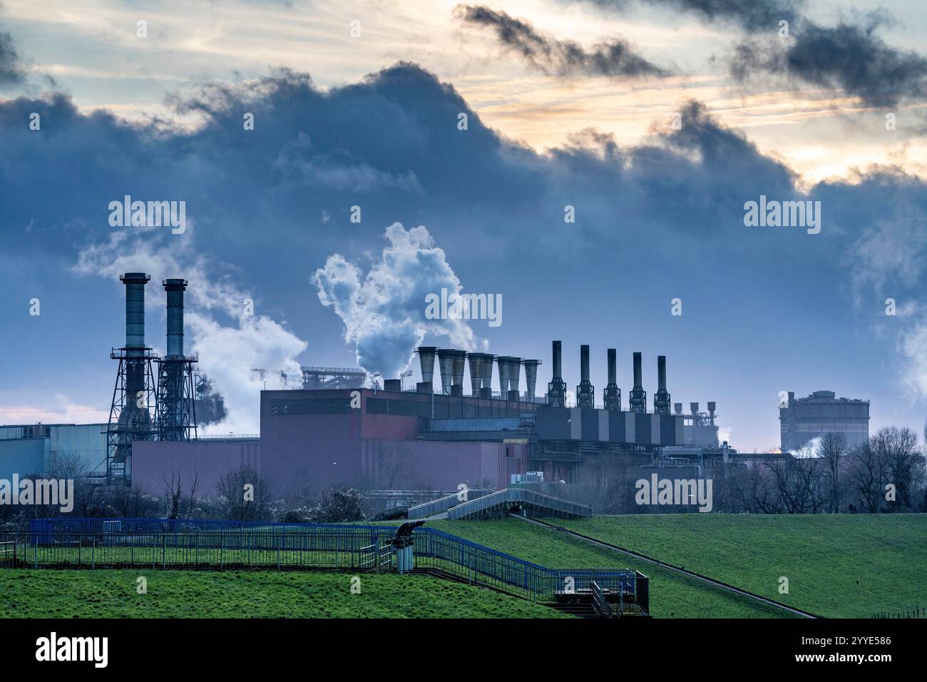 ThyssenKrupp Steel Beeckerwerth, sul Reno, dove, tra l’altro, l’acciaieria per ossigeno 2, il laminatoio a freddo, l’impianto di rivestimento per immersione a caldo, Foto Stock