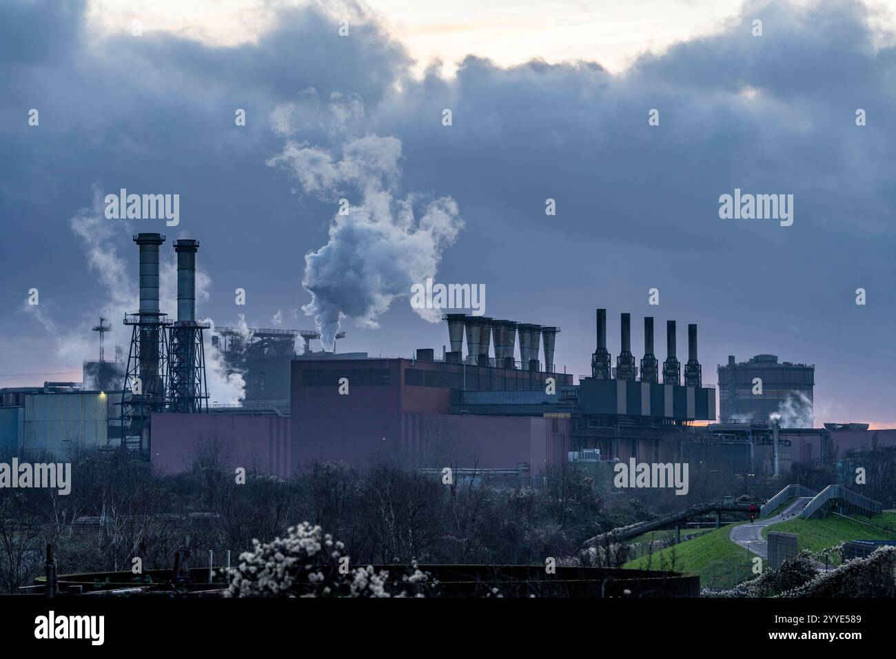 ThyssenKrupp Steel Beeckerwerth, sul Reno, dove, tra l’altro, l’acciaieria per ossigeno 2, il laminatoio a freddo, l’impianto di rivestimento per immersione a caldo, Foto Stock