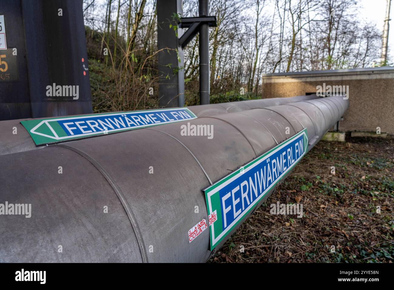 Tubi per teleriscaldamento presso il sito ThyssenKrupp Steel di Duisburg Marxloh, il calore di scarto proveniente dalla produzione di acciaio viene immesso nella rete di teleriscaldamento o Foto Stock