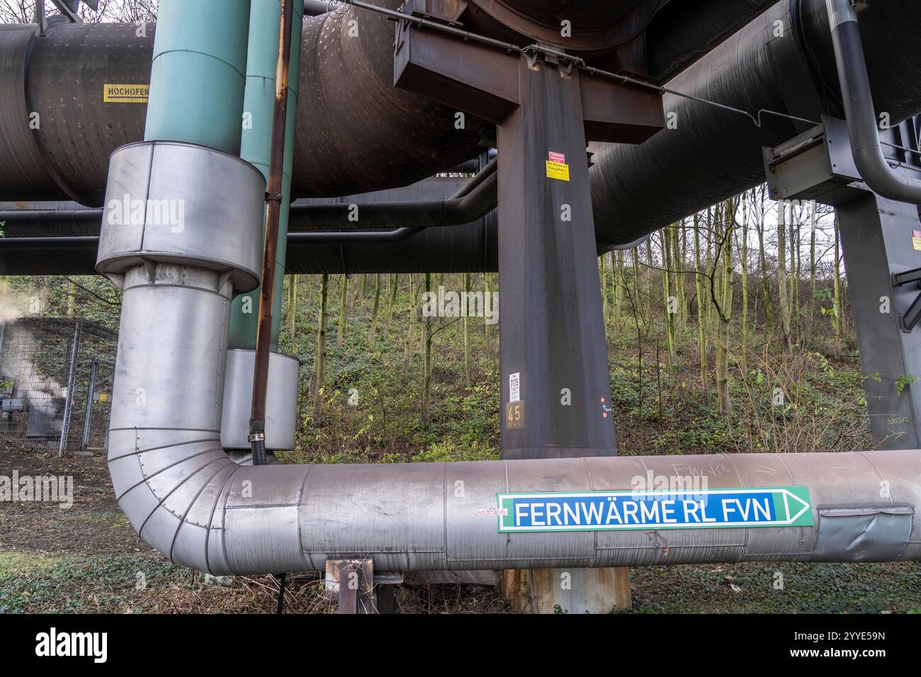 Tubi per teleriscaldamento presso il sito ThyssenKrupp Steel di Duisburg Marxloh, il calore di scarto proveniente dalla produzione di acciaio viene immesso nella rete di teleriscaldamento o Foto Stock