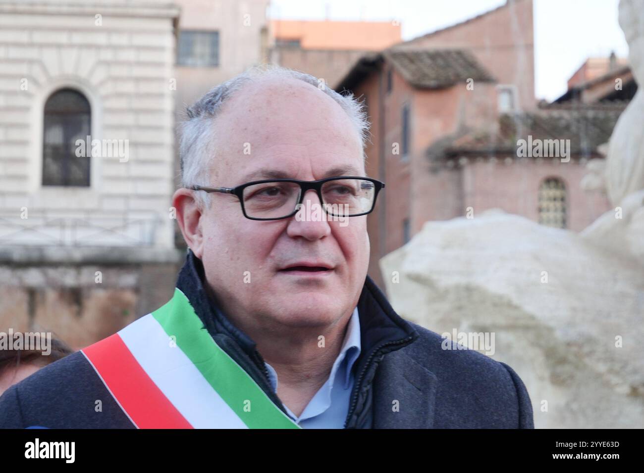 21/12/2024 Roma è stato riaperto il giardino di Piazza bocca della Verità, dopo un significativo intervento di riqualificazione del verde e restauro della Fontana dei Tritoni da parte della Soprintendenza Capitolina. All'evento inaugurale, con il Sindaco di Roma, Roberto Gualtieri, ha partecipato anche l'Assessore all'Agricoltura, all'ambiente e al ciclo dei rifiuti, Sabrina Alfonsi. L'intervento, completato con le risorse del PNRR, comprendeva il restauro della Fontana dei Tritoni, costruita tra il 1717 e il 1719, per ordine di Papa Clemente XI Albani (1700-1721). PS: La foto può essere utilizzata in conformità Foto Stock