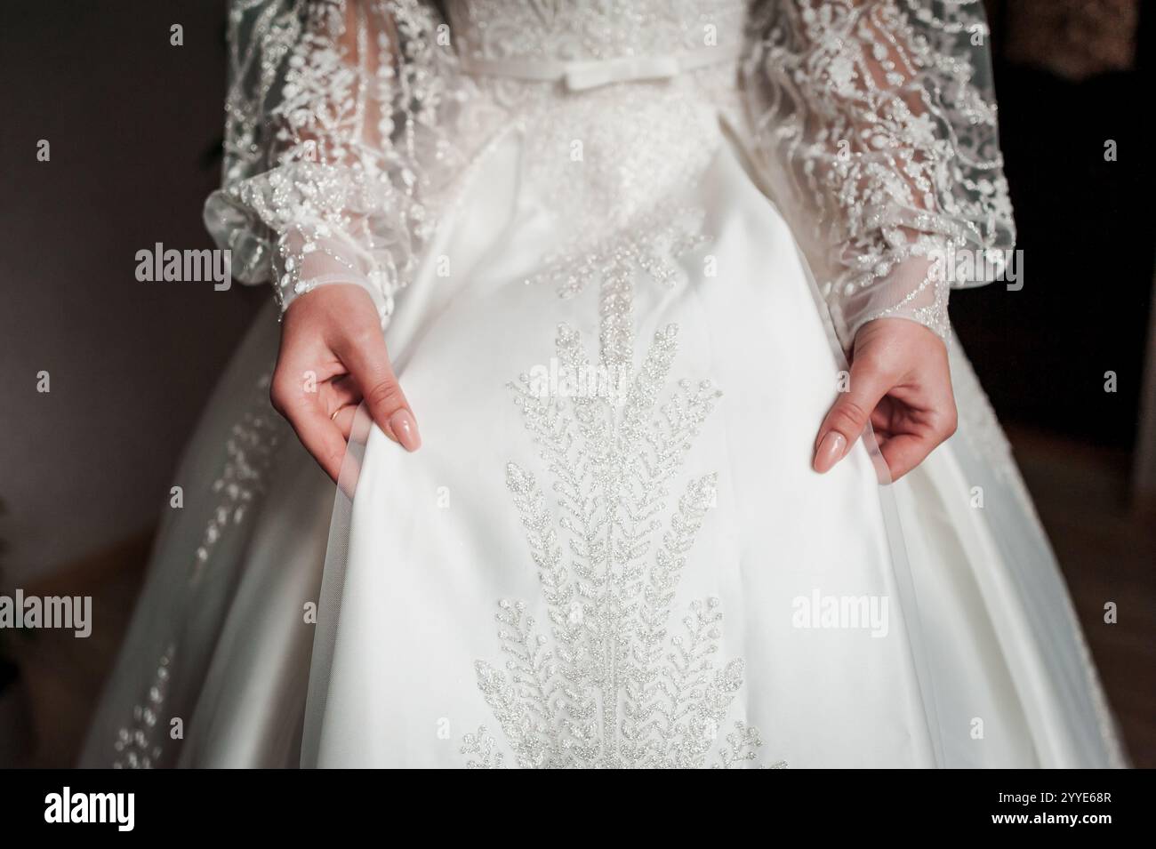 Elegante abito da sposa decorato. Foto Stock