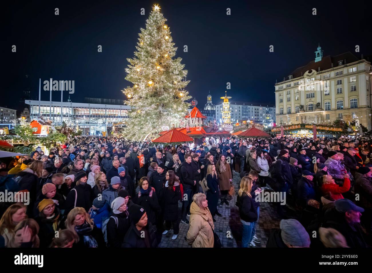 590.. Dresdner Striezelmarkt Der Dresdner Striezelmarkt ist ein Weihnachtsmarkt a Dresda. Er wird seit 1434 im Advent meistens auf dem Altmarkt veranstaltet und zieht jährlich durchschnittlich rund zwei Millionen Besucher AN. Er ist der älteste mit einer Urkunde bestätigte Weihnachtsmarkt Deutschlands. Nach dem Anschlag a Magdeburgo, treten wieder die Sicherheitsaspekte in den Focus des allgemeinen Interresses. Gedenkminute für die Opfer des Magdeburger Anschlages mit Bürgermeister Jan Pratzka, mit Pfarrer Christian Behr. Dresden Sachsen Deutschland *** 590 Dresden Striezelmarkt The Dresden Foto Stock