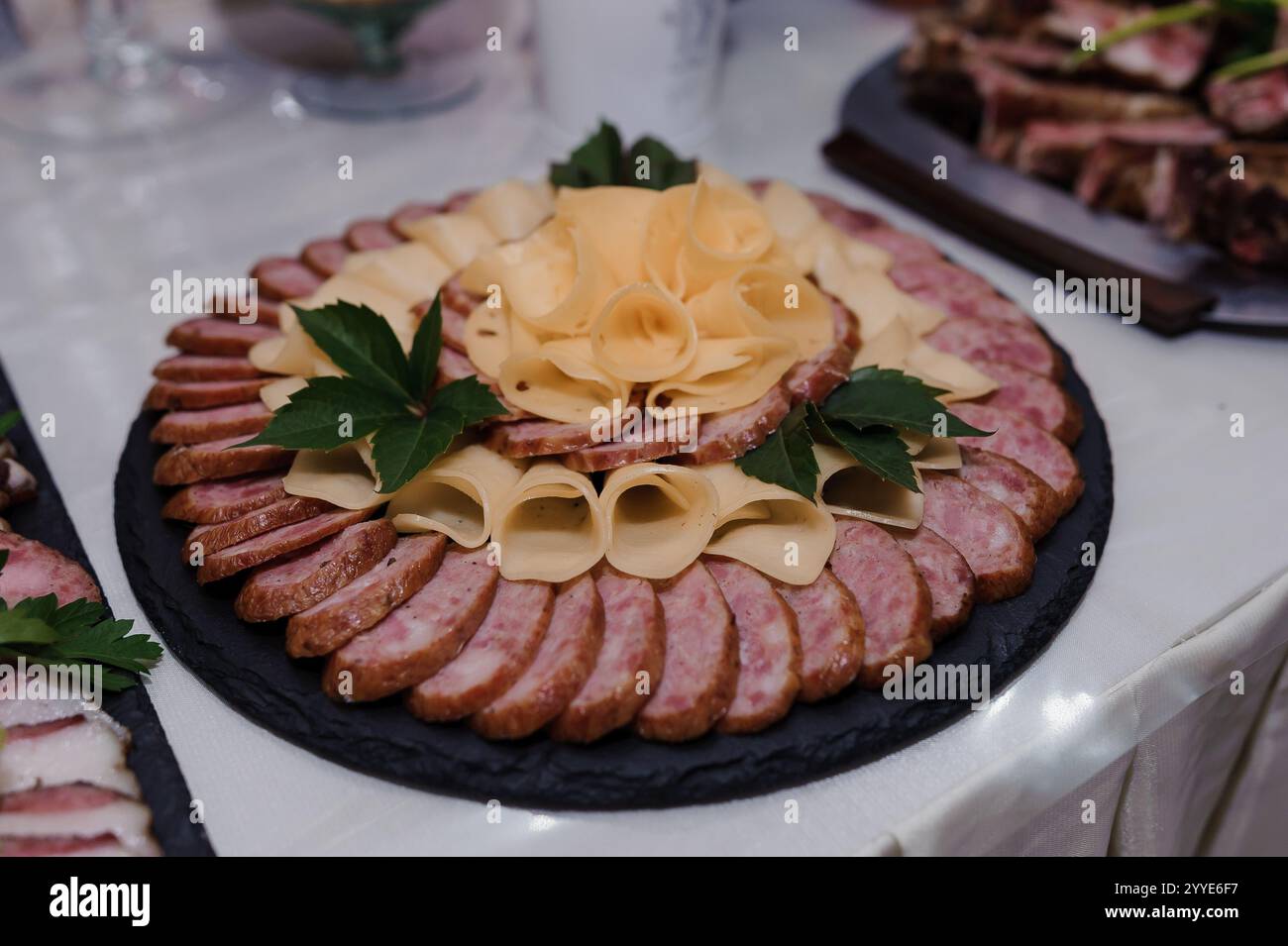 Squisito vassoio di salumi con affettati e formaggi. Foto Stock