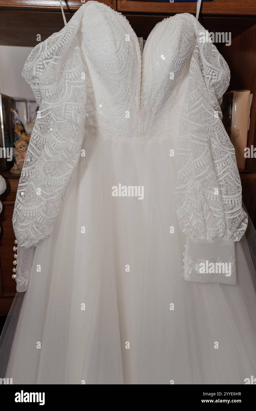 Elegante abito da sposa avorio con maniche decorate e gonna in tulle. Foto Stock