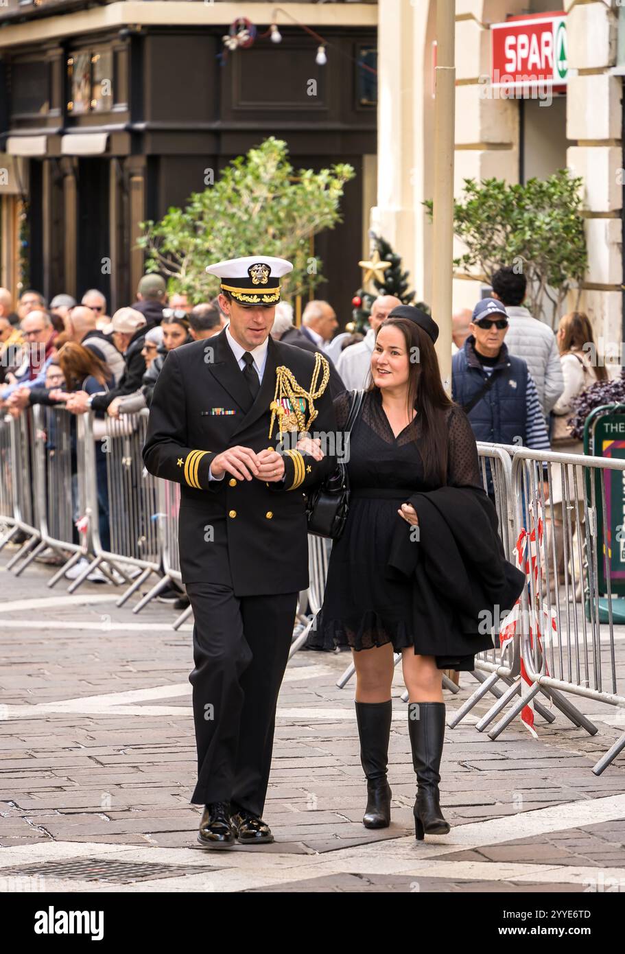 Ufficiale della Marina degli Stati Uniti che cammina lungo Republic Street a La Valletta, Malta. Foto Stock