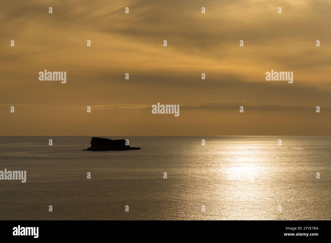 Vista mozzafiato del tramonto sull'isolotto di Filfla al largo della costa di Zurrieq, Malta. Foto Stock