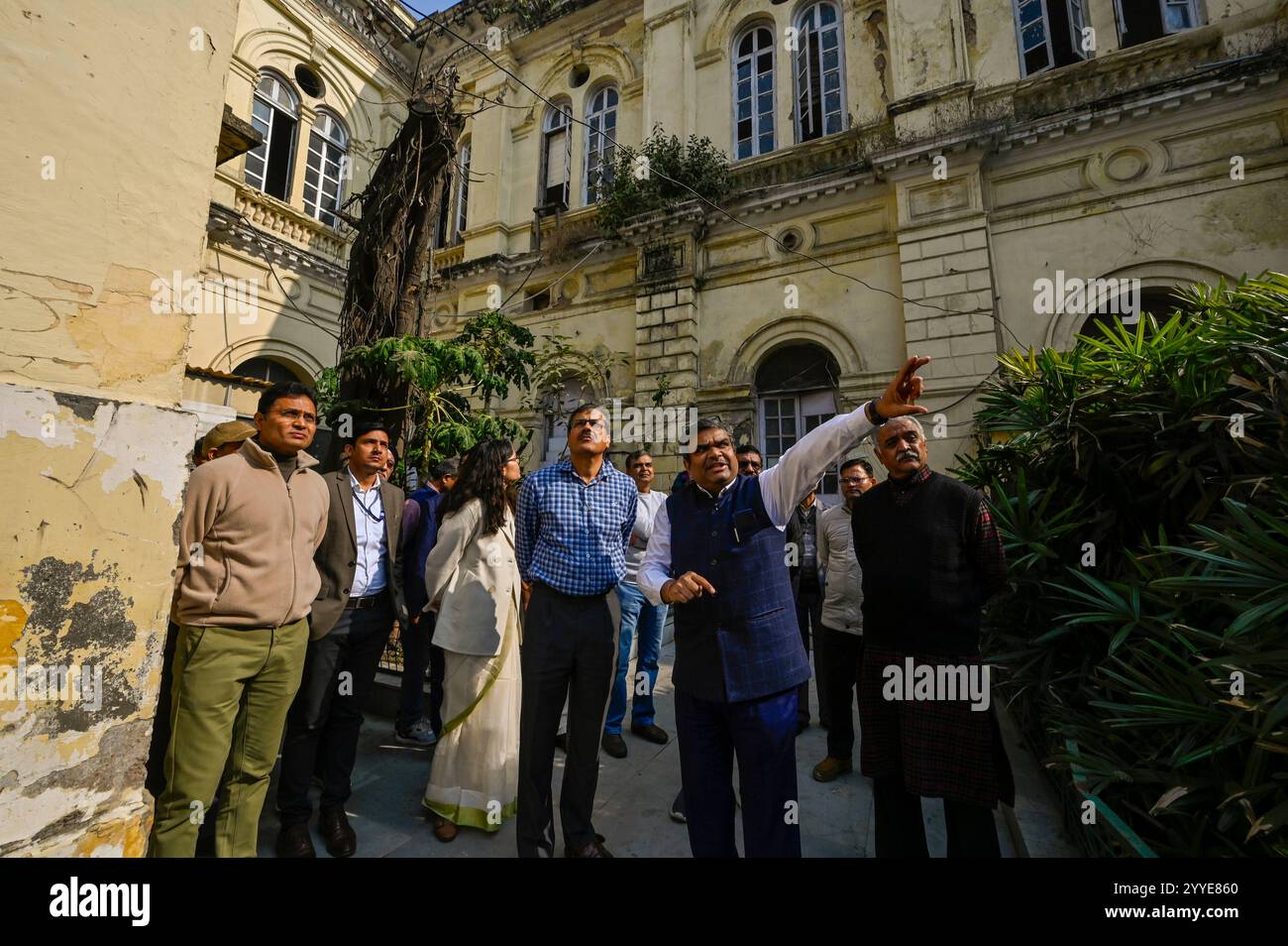 NUOVA DELHI, INDIA - 21 DICEMBRE: Una passeggiata nel patrimonio culturale attraverso il municipio di Delhi a Chandni Chowk, organizzata dalla cellula del patrimonio culturale di MCD, ha approfondito la storia dello stesso, seguita da una conferenza sulla ricerca del luogo di riposo finale di Dara Shukoh il 21 dicembre 2024 a nuova Delhi, India. L'edificio del municipio fu costruito intorno al 1863 e, fino alla fine del Raj britannico, serviva anche come museo, sala durbar e biblioteca per i residenti europei. Questa classica struttura edoardiana ha continuato a servire come sede della Delhi Municipal Corporation fino al 2009, dopo di che è stata trasferita in un nuovo ci Foto Stock