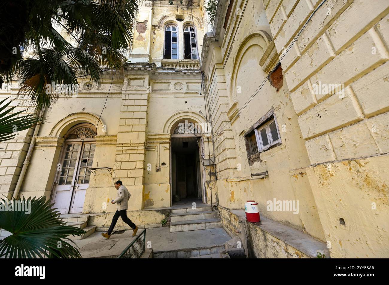 NUOVA DELHI, INDIA - 21 DICEMBRE: Una passeggiata nel patrimonio culturale attraverso il municipio di Delhi a Chandni Chowk, organizzata dalla cellula del patrimonio culturale di MCD, ha approfondito la storia dello stesso, seguita da una conferenza sulla ricerca del luogo di riposo finale di Dara Shukoh il 21 dicembre 2024 a nuova Delhi, India. L'edificio del municipio fu costruito intorno al 1863 e, fino alla fine del Raj britannico, serviva anche come museo, sala durbar e biblioteca per i residenti europei. Questa classica struttura edoardiana ha continuato a servire come sede della Delhi Municipal Corporation fino al 2009, dopo di che è stata trasferita in un nuovo ci Foto Stock