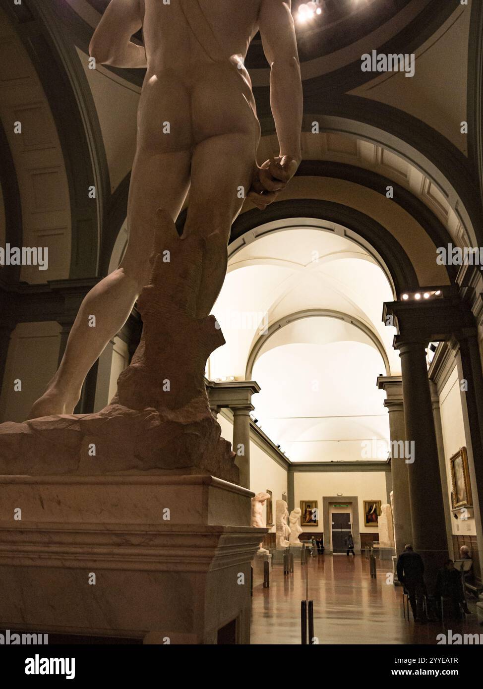 Italia Firenze 13 dicembre 2015 Galleria dell'Accademia da dietro il David di Michelangelo Foto Stock
