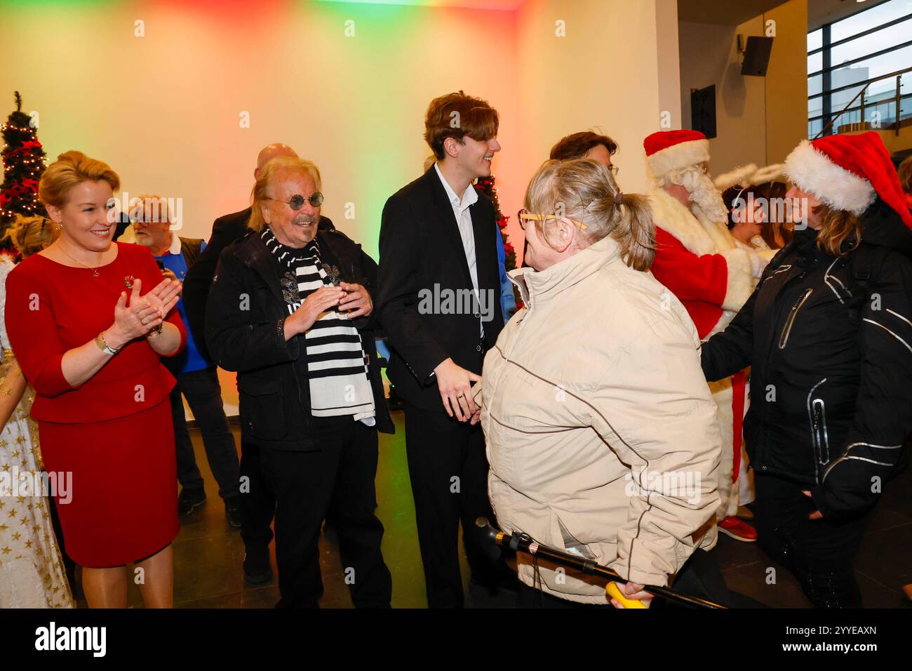 Franziska Giffey, Frank Zander, Elias Zander begrüßen die Gäste bei Frank Zanders 30. Weihnachtsfeier für Obdachlose 2024 m Estrel Convention Center. *** Franziska Giffey, Frank Zander, Elias Zander danno il benvenuto agli ospiti alla 30a festa di Natale di Frank Zanders per i senzatetto 2024 presso l'Estrel Convention Center Foto Stock