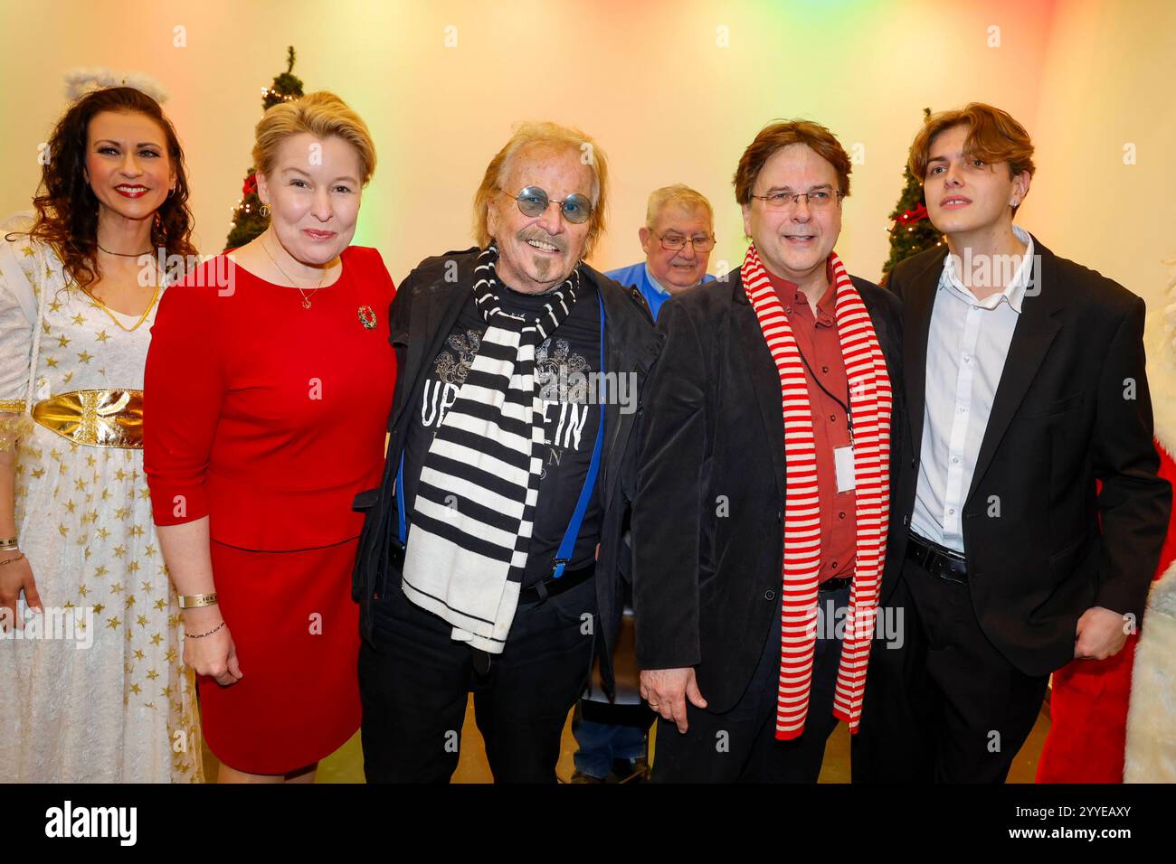 Franziska Giffey, Frank Zander, Marcus Zander mit Sohn Elias bei Frank Zanders 30. Weihnachtsfeier für Obdachlose 2024 m Estrel Convention Center. *** Franziska Giffey, Frank Zander, Marcus Zander con il figlio Elias alla 30a festa di Natale di Frank Zanders per i senzatetto 2024 presso l'Estrel Convention Center Foto Stock