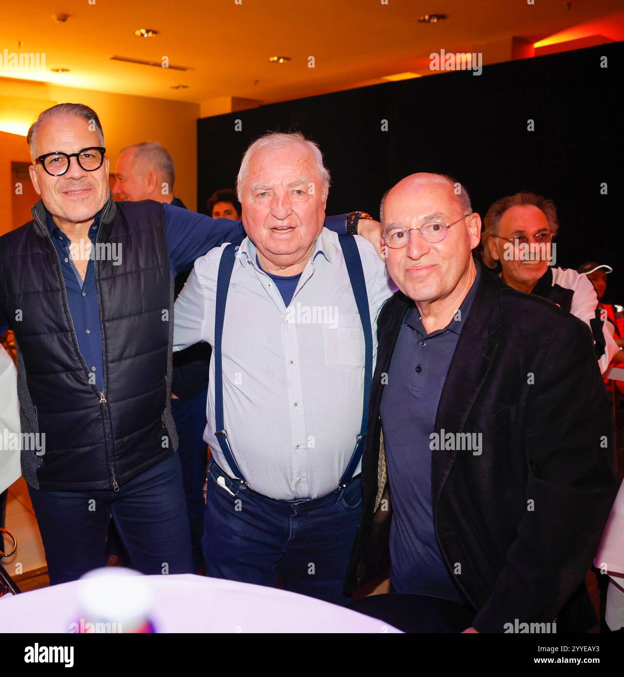 Karsten Speck, Uli Wegner, Gregor Gysi bei Frank Zanders 30. Weihnachtsfeier für Obdachlose 2024 m Estrel Convention Center. *** Karsten Speck, Uli Wegner, Gregor Gysi alla festa di Natale di Frank Zanders 30 per i senzatetto 2024 presso l'Estrel Convention Center Foto Stock