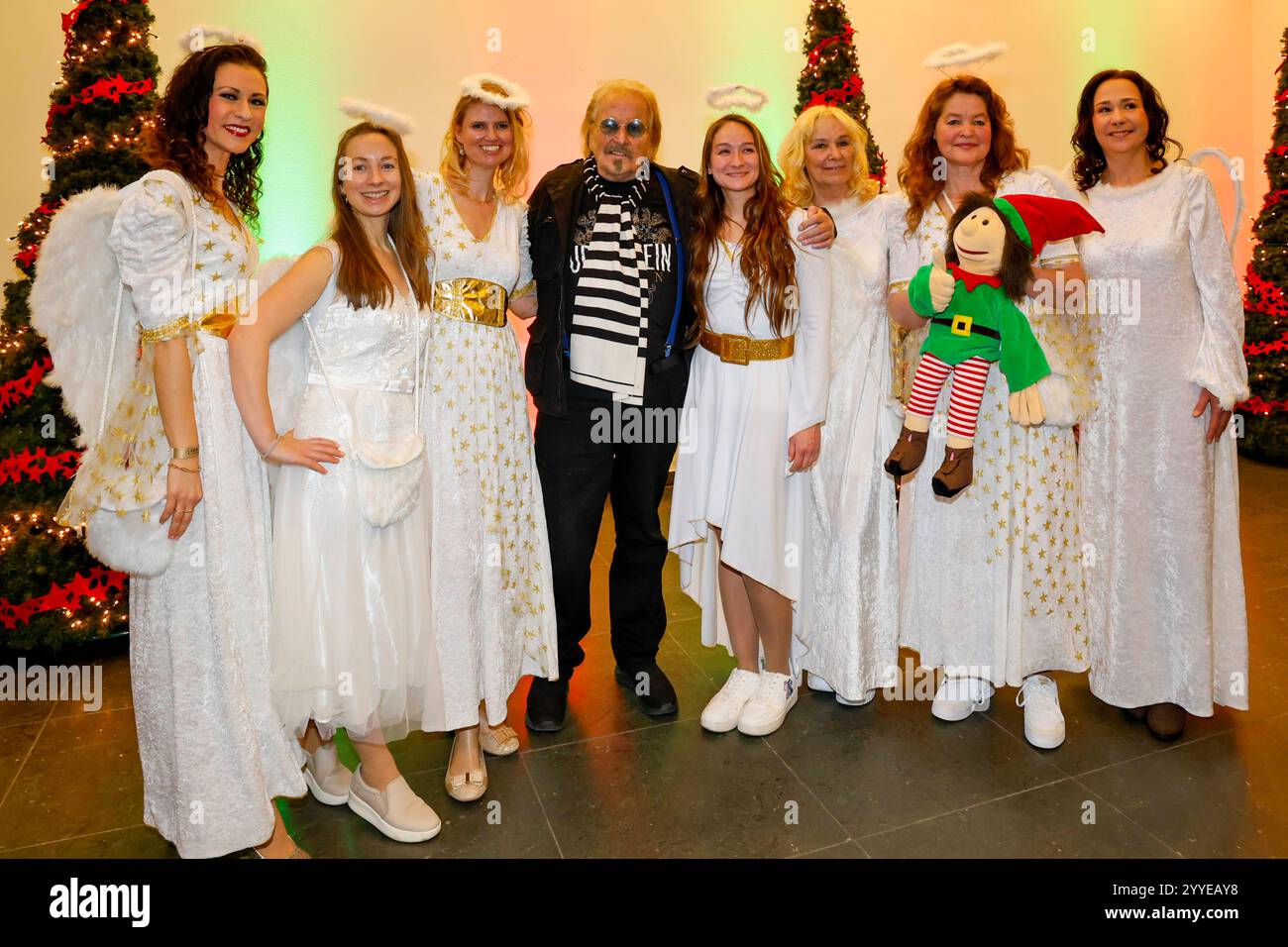 Frank Zander mit Engeln bei Frank Zanders 30. Weihnachtsfeier für Obdachlose 2024 m Estrel Convention Center. Foto Stock