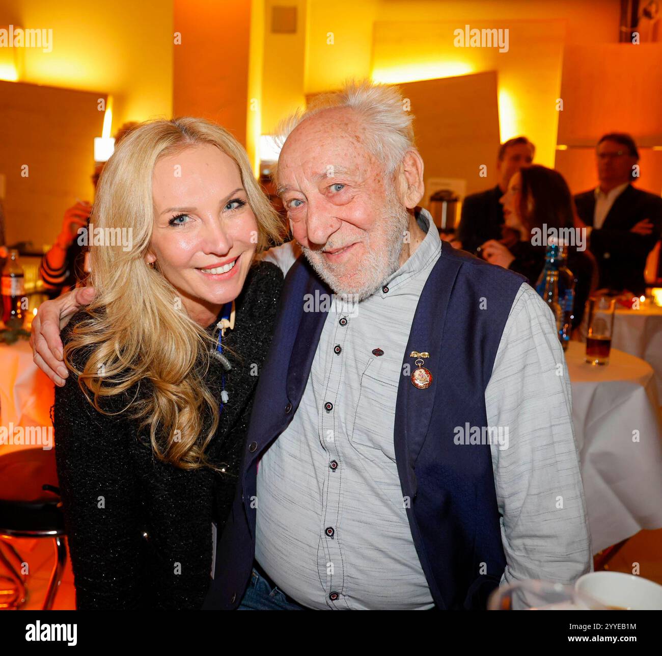 Conny Culjak, Dieter Hallervorden bei Frank Zanders 30. Weihnachtsfeier für Obdachlose 2024 m Estrel Convention Center. *** Conny Culjak, Dieter Hallervorden alla festa di Natale di Frank Zanders 30 per i senzatetto 2024 presso l'Estrel Convention Center Foto Stock