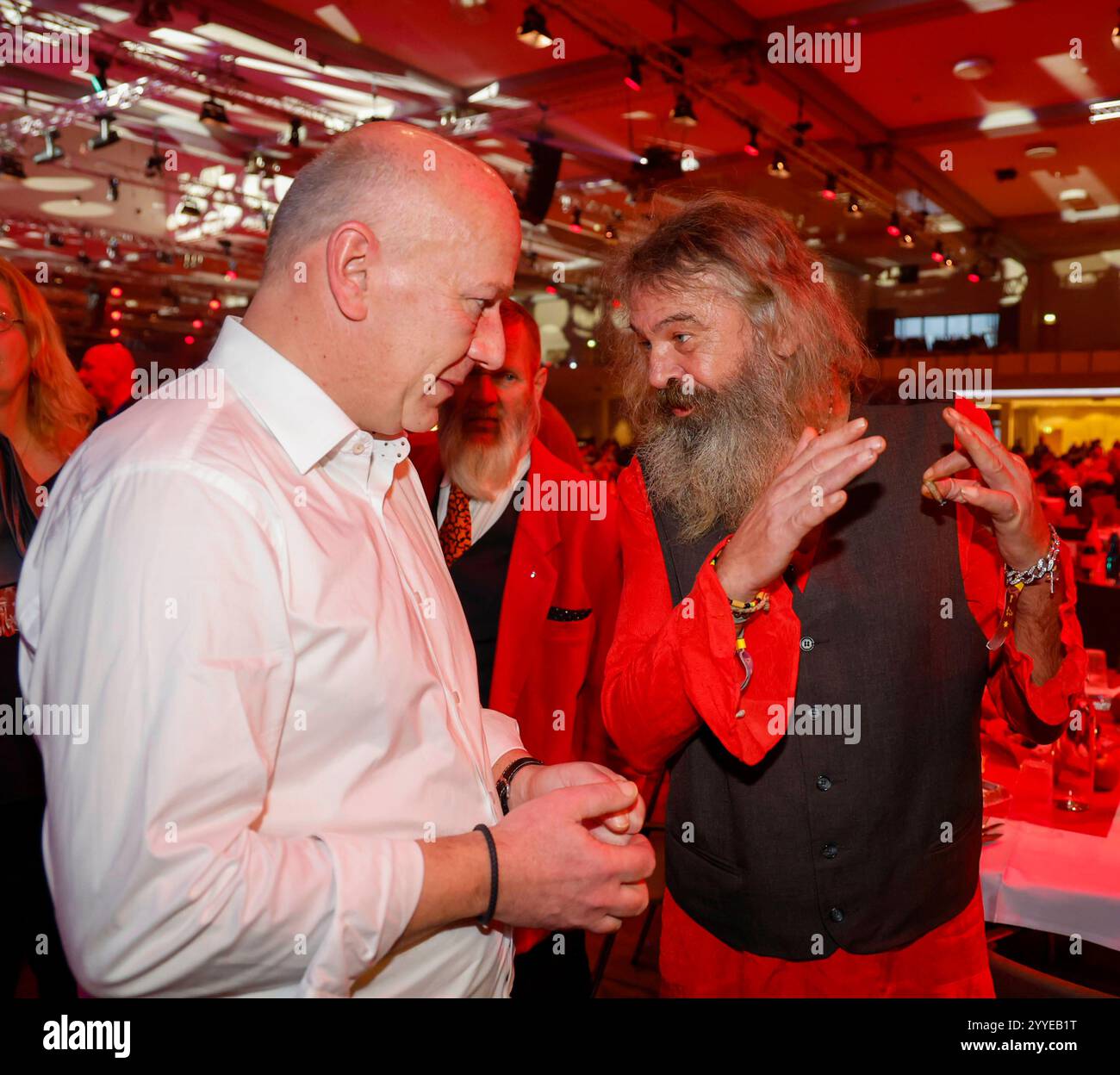 Kai Wegner im Gespräch bei Frank Zanders 30. Weihnachtsfeier für Obdachlose 2024 m Estrel Convention Center. *** Kai Wegner in conversazione con Frank Zanders 30 festa di Natale per i senzatetto 2024 presso l'Estrel Convention Center Foto Stock