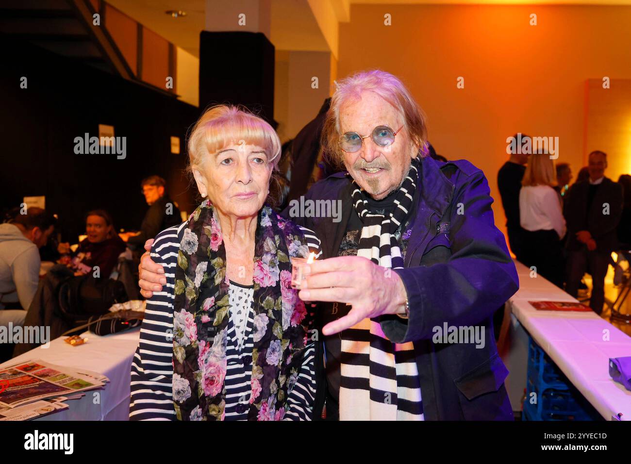 Frank Zander mit Ehefrau Evi bei Frank Zanders 30. Weihnachtsfeier für Obdachlose 2024 m Estrel Convention Center. *** Frank Zander con sua moglie Evi alla 30a festa di Natale di Frank Zanders per i senzatetto nel 2024 presso l'Estrel Convention Center Foto Stock