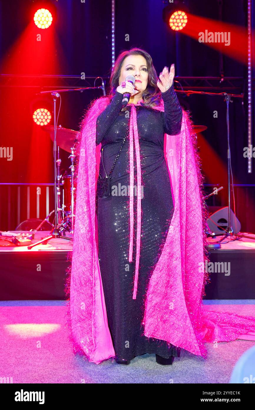 Marianne Rosenberg bei Frank Zanders 30. Weihnachtsfeier für Obdachlose 2024 m Estrel Convention Center. *** Marianne Rosenberg alla festa di Natale di Frank Zanders 30 per i senzatetto 2024 presso l'Estrel Convention Center Foto Stock