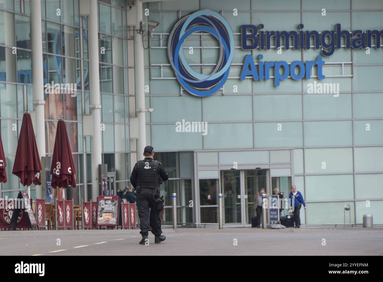 Aeroporto di Birmingham, Regno Unito - la polizia armata pattuglia l'aeroporto BHX di Birmingham in Inghilterra. Credito: Stop Press MediaAlamy Live News Foto Stock