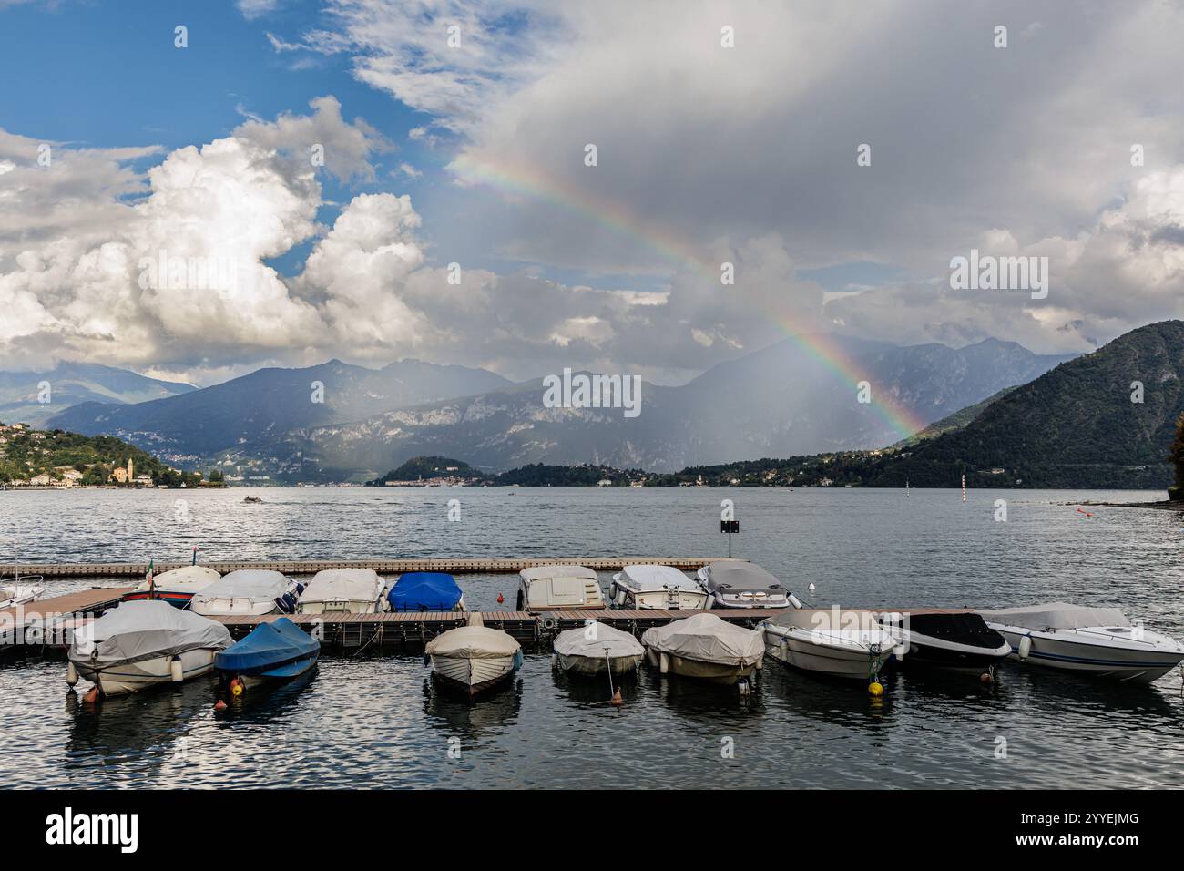 Barche sul lago di Como con arcobaleno in montagna Foto Stock
