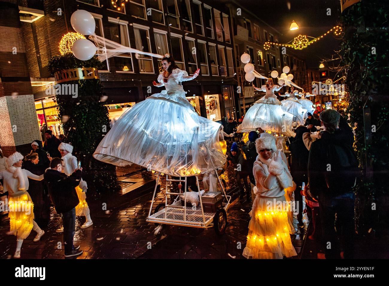 Nijmegen, Paesi Bassi. 21 dicembre 2024. I ballerini si esibiscono su biciclette decorate. Il periodo natalizio è iniziato a Nijmegen con una bella sfilata invernale composta da un gruppo di artisti acrobatici che si esibiscono su biciclette speciali e giovani che ballano con le luci. Una volta arrivato al Grote Market, il consigliere John Brom accende l'albero di Natale. La Winter Wonder Parade fa parte delle settimane invernali di Nijmegen, che conta con diverse attività per i bambini. (Foto di Ana Fernandez/SOPA Images/Sipa USA) credito: SIPA USA/Alamy Live News Foto Stock