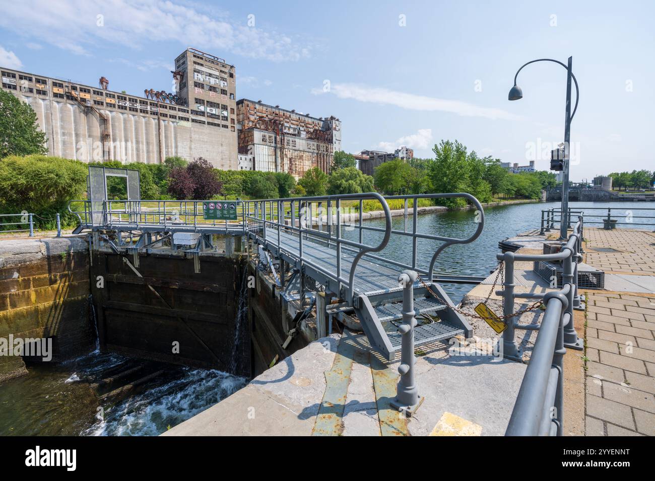 Chiusa n. 2 del Lachine Canal. Sito storico nazionale del canale Lachine nel vecchio porto di Montreal. Silo n.5 sullo sfondo. Montreal, Quebec, Canada. Foto Stock