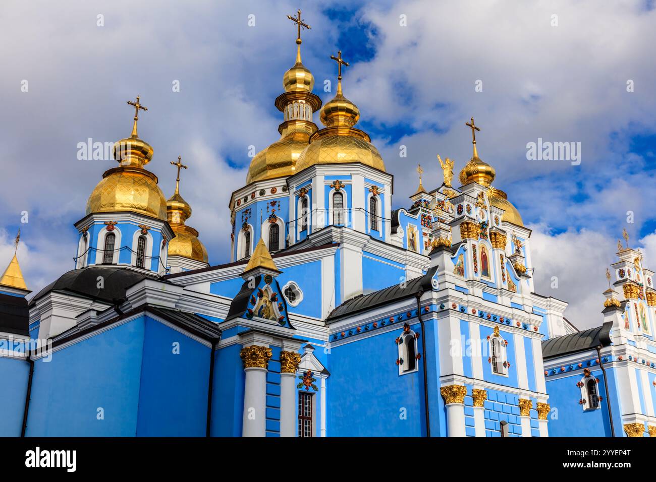 La chiesa blu e dorata ha un design molto ornato e intricato. Gli accenti dorati dell'edificio gli danno un senso di grandezza e importanza Foto Stock