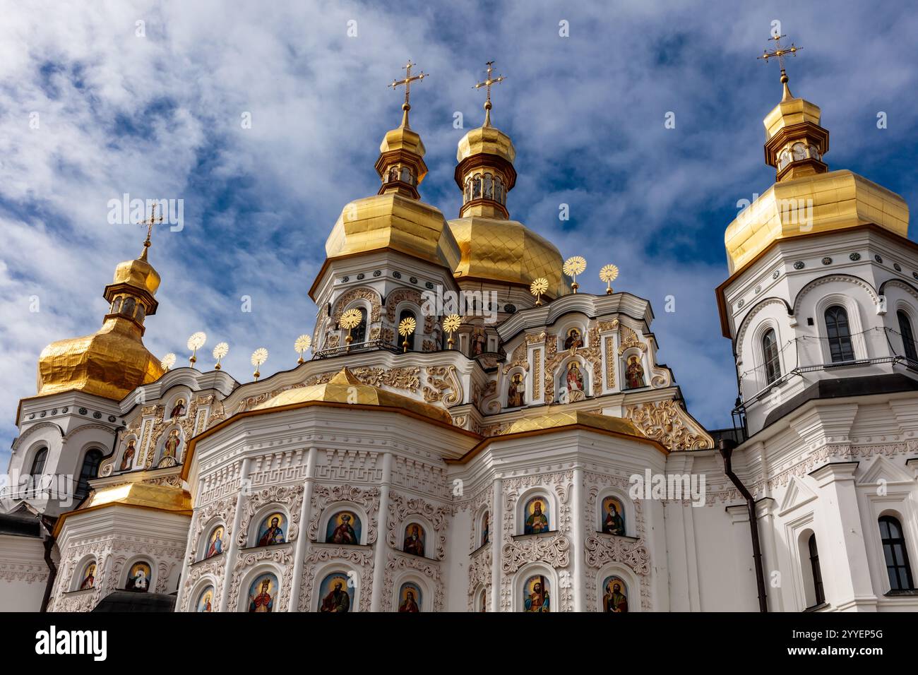 La chiesa dorata e bianca ha un design molto ornato e intricato. Gli accenti dorati dell'edificio gli danno un senso di grandezza e importanza. Il whi Foto Stock