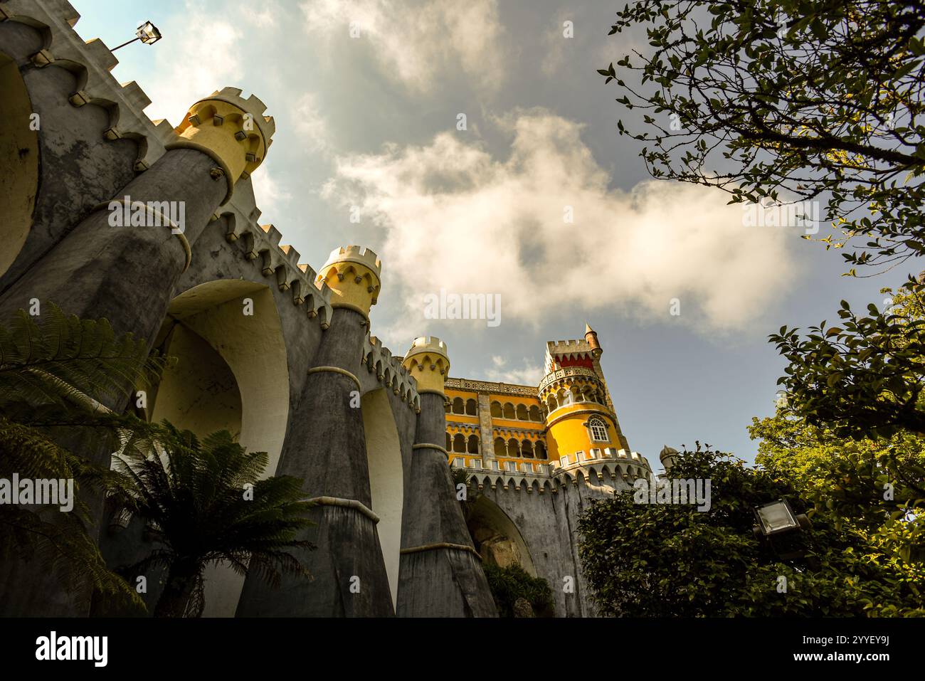 Archi e Torri del Palazzo da pena in una giornata estiva - Sintra, Portogallo Foto Stock