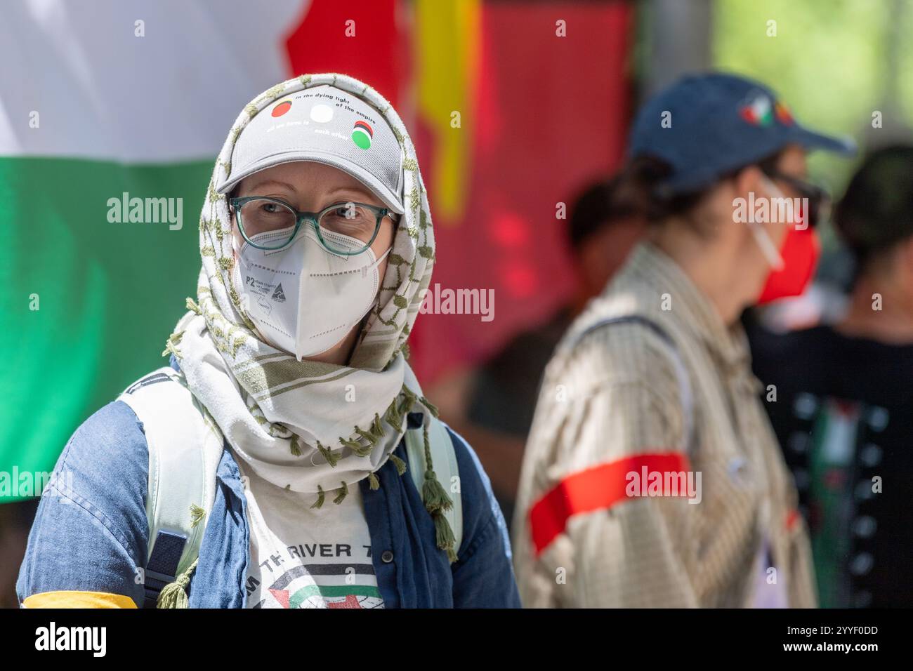 Un manifestante che indossa una maschera come protezione contro la covid-19 visto alla Biblioteca di Stato prima di marciare per le strade, protestando contro i governi dello Stato ha proposto leggi di protesta mentre sosteneva la fine della guerra per i diritti palestinesi. Una protesta pro-Palestina ebbe luogo a Melbourne, Victoria, mentre i manifestanti espressero la loro opposizione alle proposte di leggi statali che vietavano le maschere ai raduni pubblici. I manifestanti, molti indossano rivestimenti facciali, hanno evidenziato l'impatto che tali leggi potrebbero avere sulla libertà di espressione e sul dissenso pubblico pur continuando a sostenere la giustizia a Gaza. Il rally ha preso il via Foto Stock