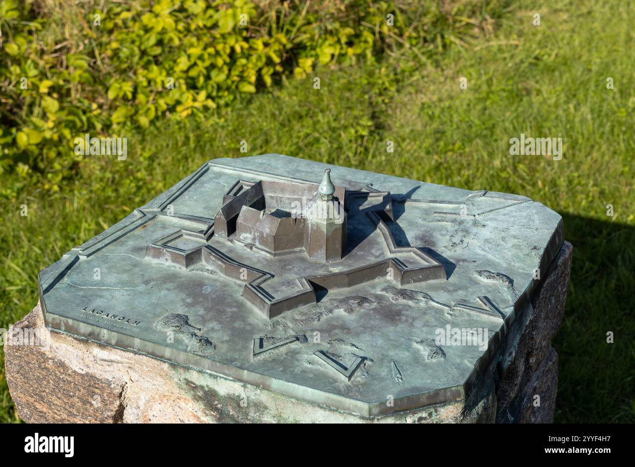 Laholm, Svezia - 6 ottobre 2024: Replica modello della fortezza di Lagaholm alla luce del sole. Nessuna persona visibile Foto Stock
