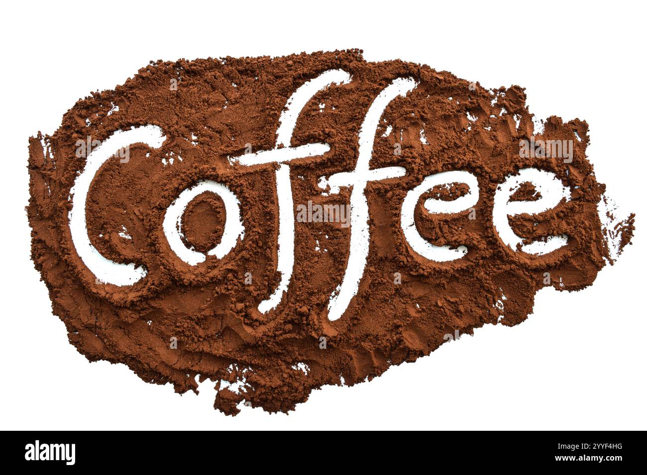 La parola "caffè" scritta su uno sfondo bianco all'interno di una pila di caffè macinato. Foto Stock