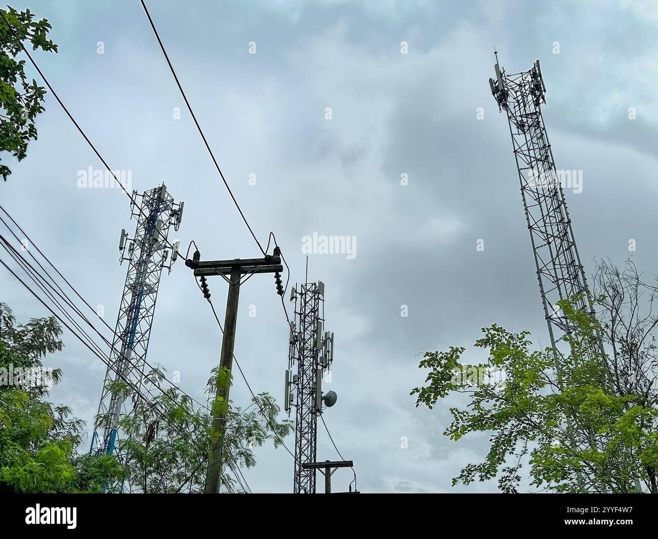 Torre di telecomunicazione con antenna di rete cellulare 5G e nelle zone rurali. Foto Stock