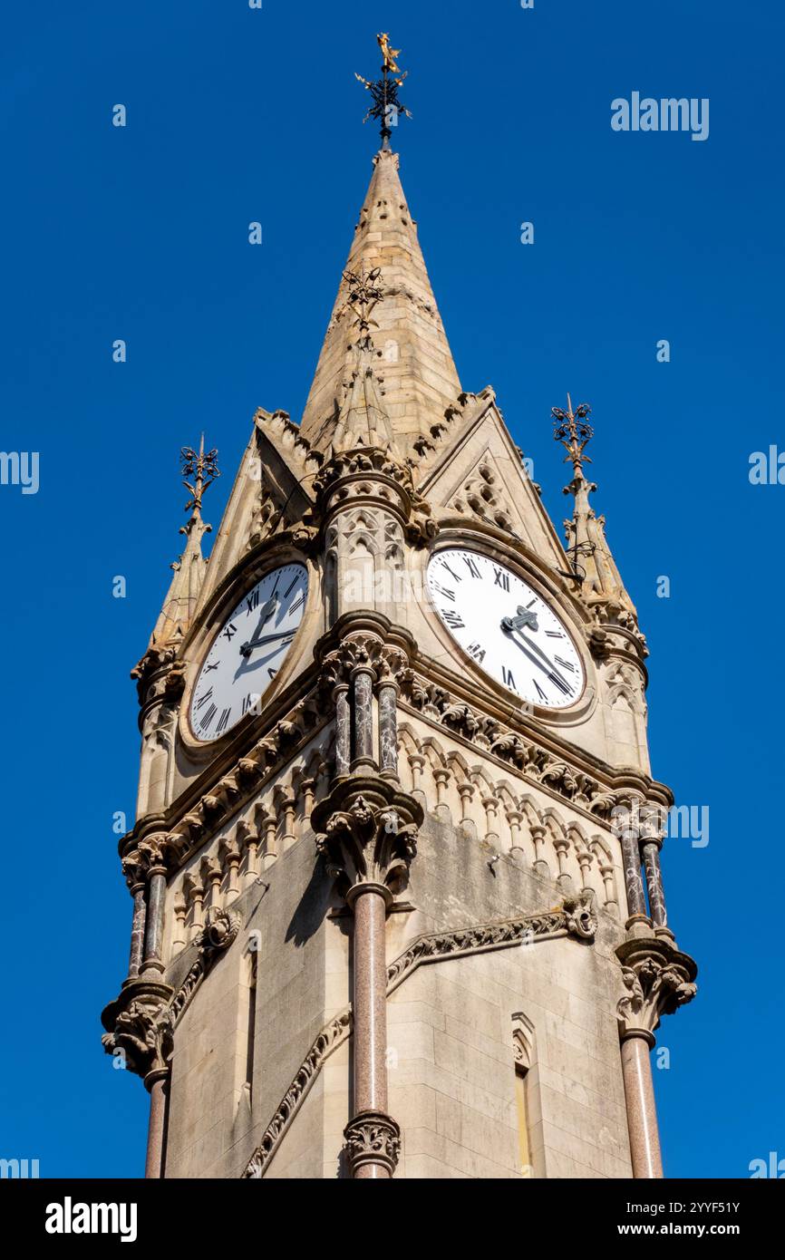 Guarda la torre dell'orologio illuminata dall'Haymarket Memorial nel centro di Leicester con il cielo azzurro alle spalle, Inghilterra, Regno Unito Foto Stock