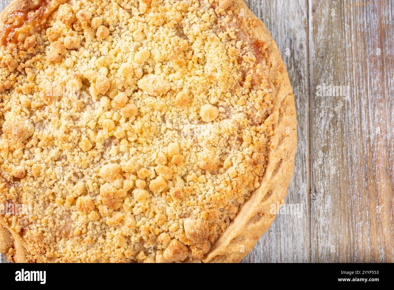 Vista dall'alto di una torta di mele sbriciolata. Foto Stock